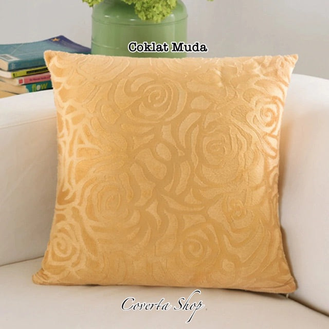 Sarung Bantal Kursi Sofa Bunga Suede Bludru 40x40cm